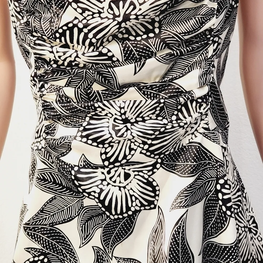 Enfocus blk & wht florals satin sleeveless fit & flare ruched chest size: 14 - Image 3