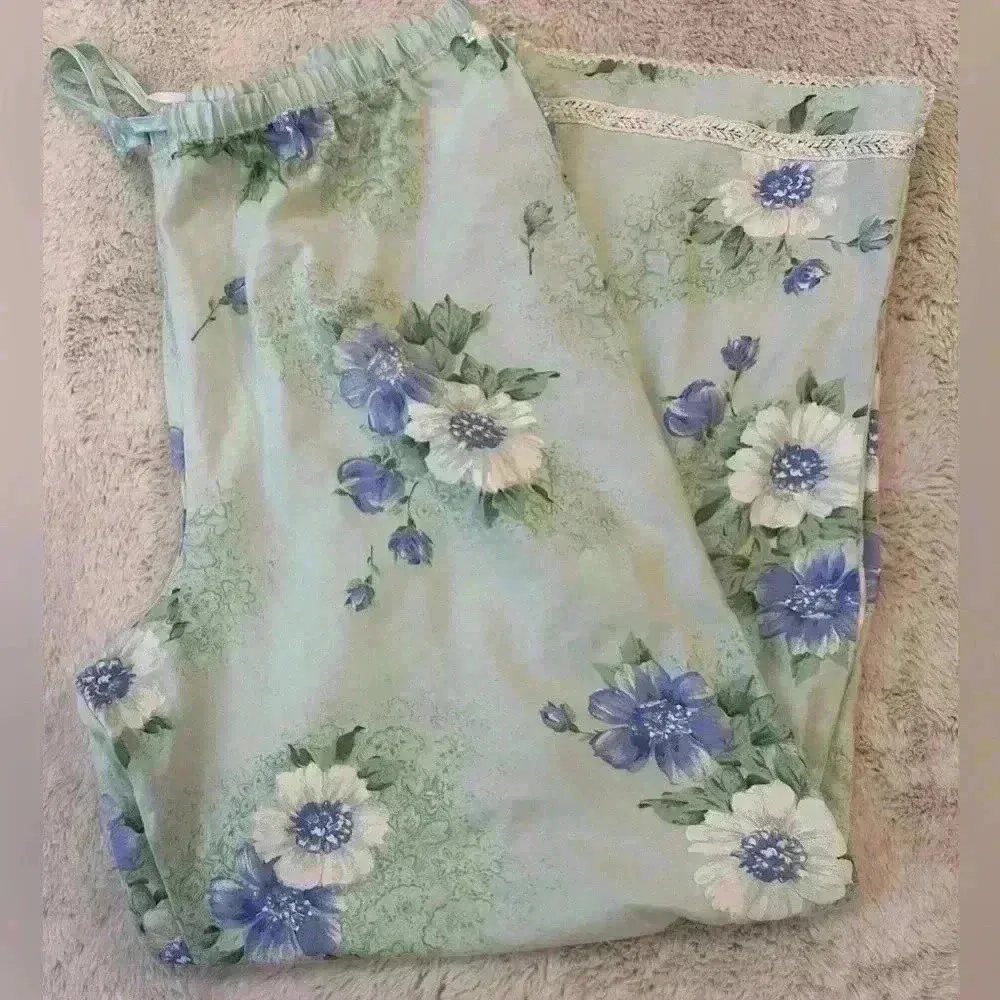 Komar women’s pajama pants blue and green floral print size petite medium - Image 3