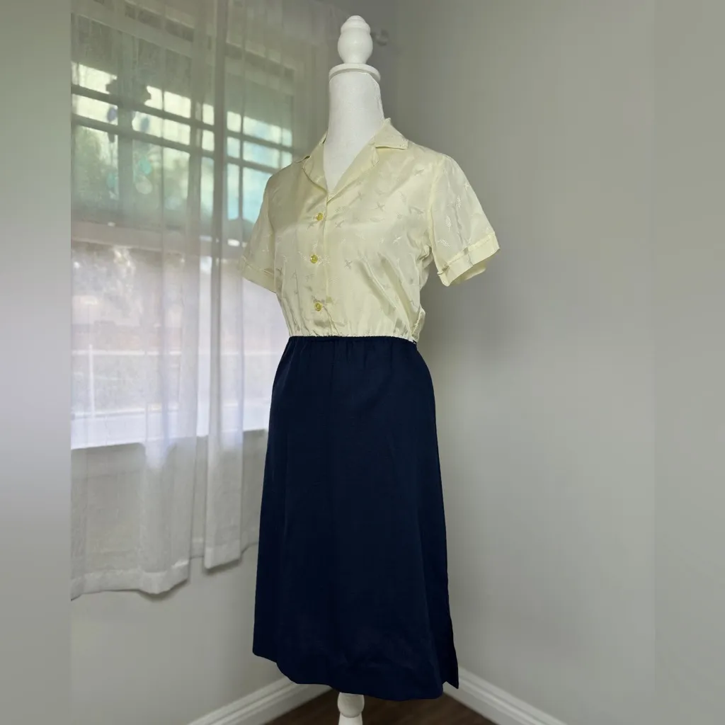 Vintage ‘80s Ivory & Navy Blue Short Sleeve Collared A - Image 2