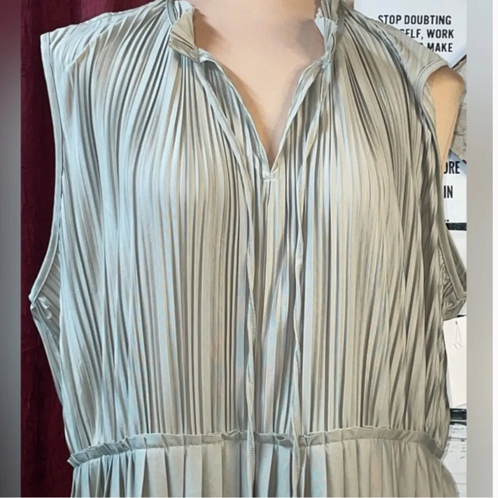 NWT H&M Taupe Pleated Midi Dress size X-Large Beige/Taupe V-neck sleeveless - Image 4