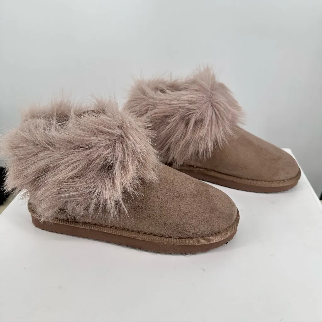 Very G Faux Fur Trim Frost Ankle Boots in Taupe Slip On size 8 New in Box - Image 3
