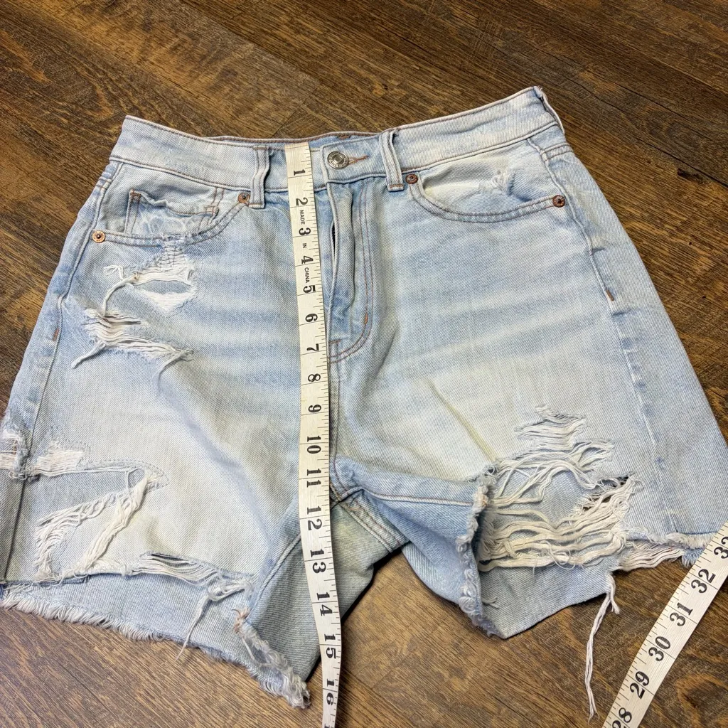 American Eagle Baggy Mom Jean Shorts Women 4 Ripped Light Wash Blue Denim Cutoff - Image 3
