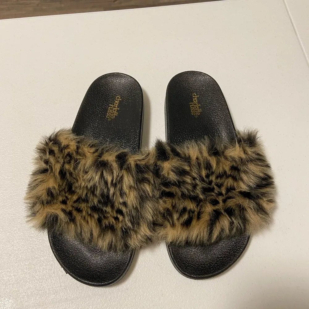 NWOT | Charlotte‎ Russe women’s faux fur slides — size 7 - Image 2