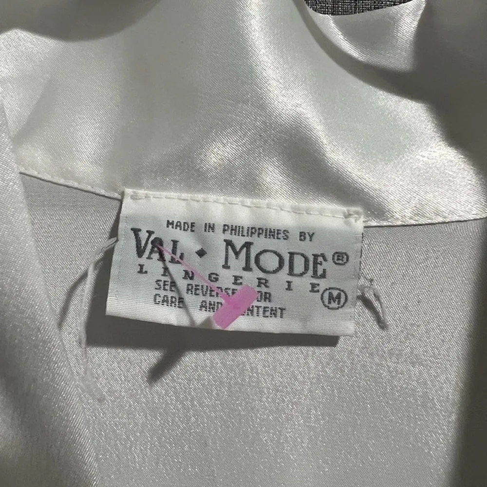 val mode lingerie white satin nightgown vintage SZ Med with floor length robe - Image 9