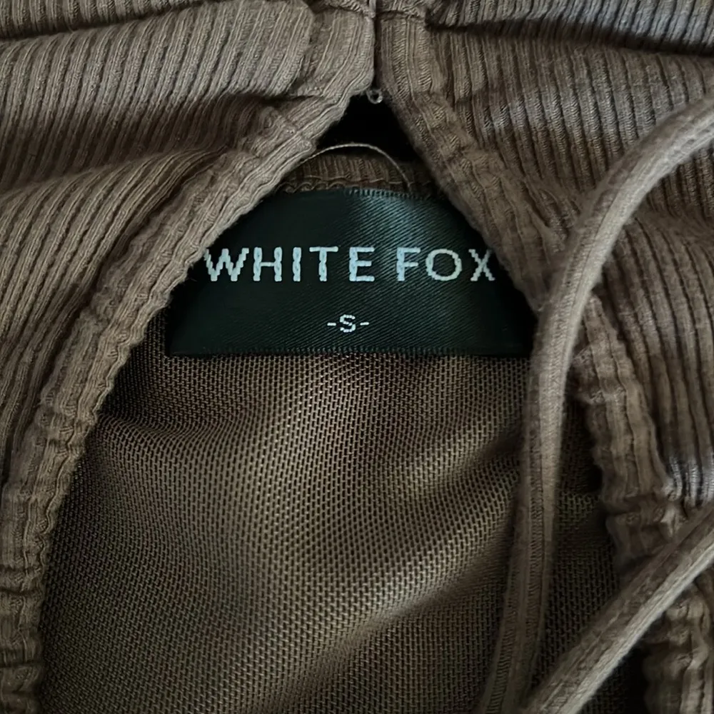 White Fox Boutique Brown Ribbed Strappy Crop Top Shirt Blouse Small - Image 2