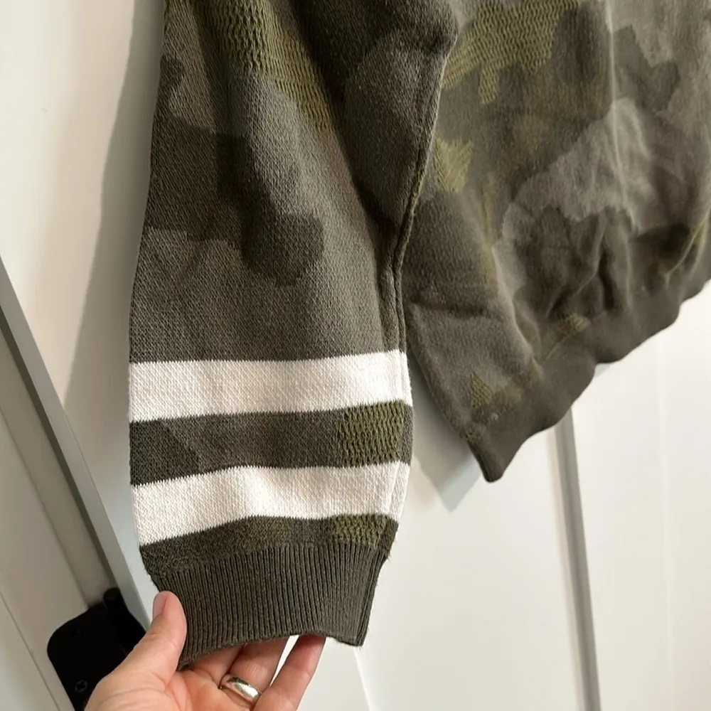 Hem & Thread Women's M Varsity Stripe Camo Sweatshirt Green Crewneck Pullover - Image 3