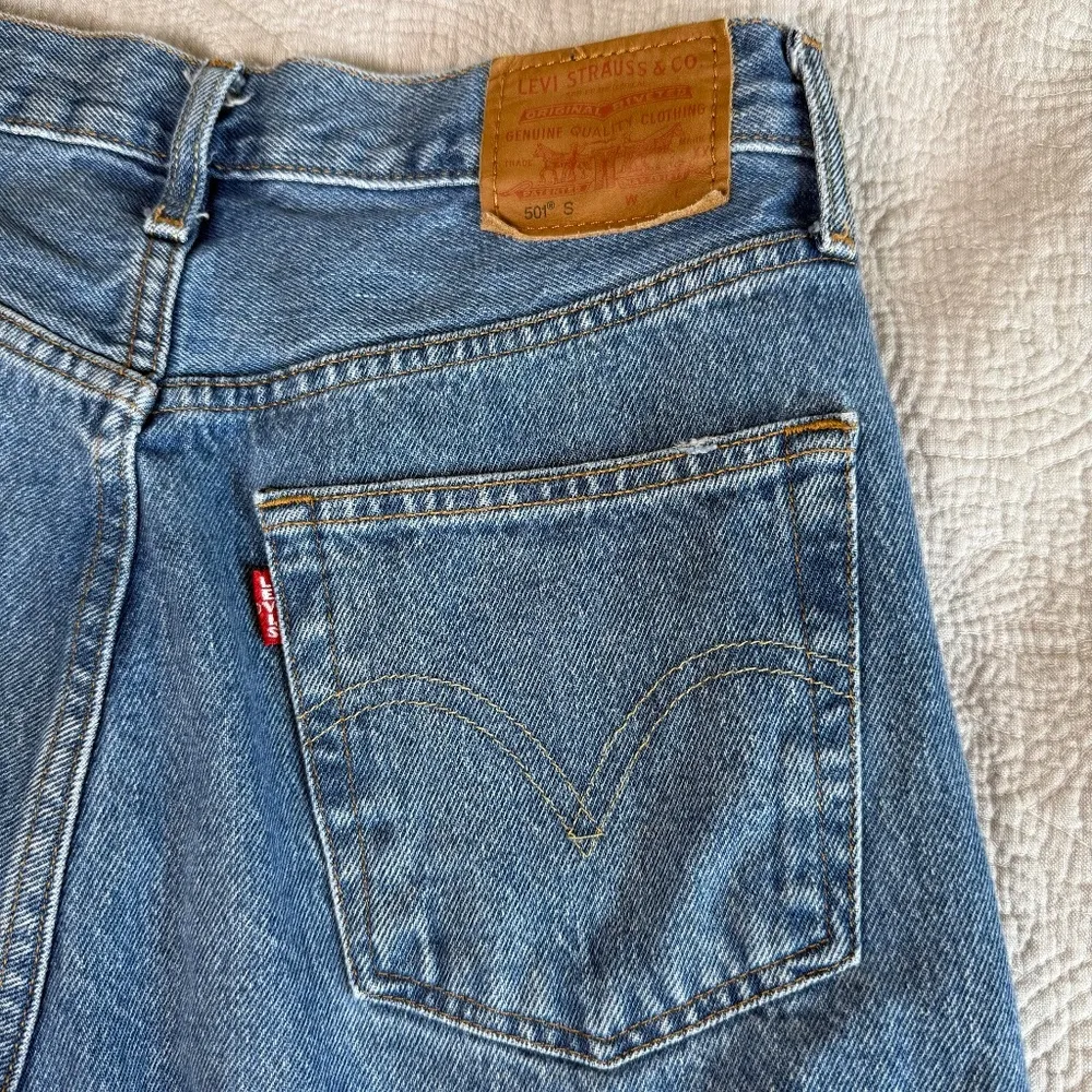 Levis 501 Skinny Womens Jeans 27x32 Destructed Medium Wash Denim Boho Hippie - Image 3