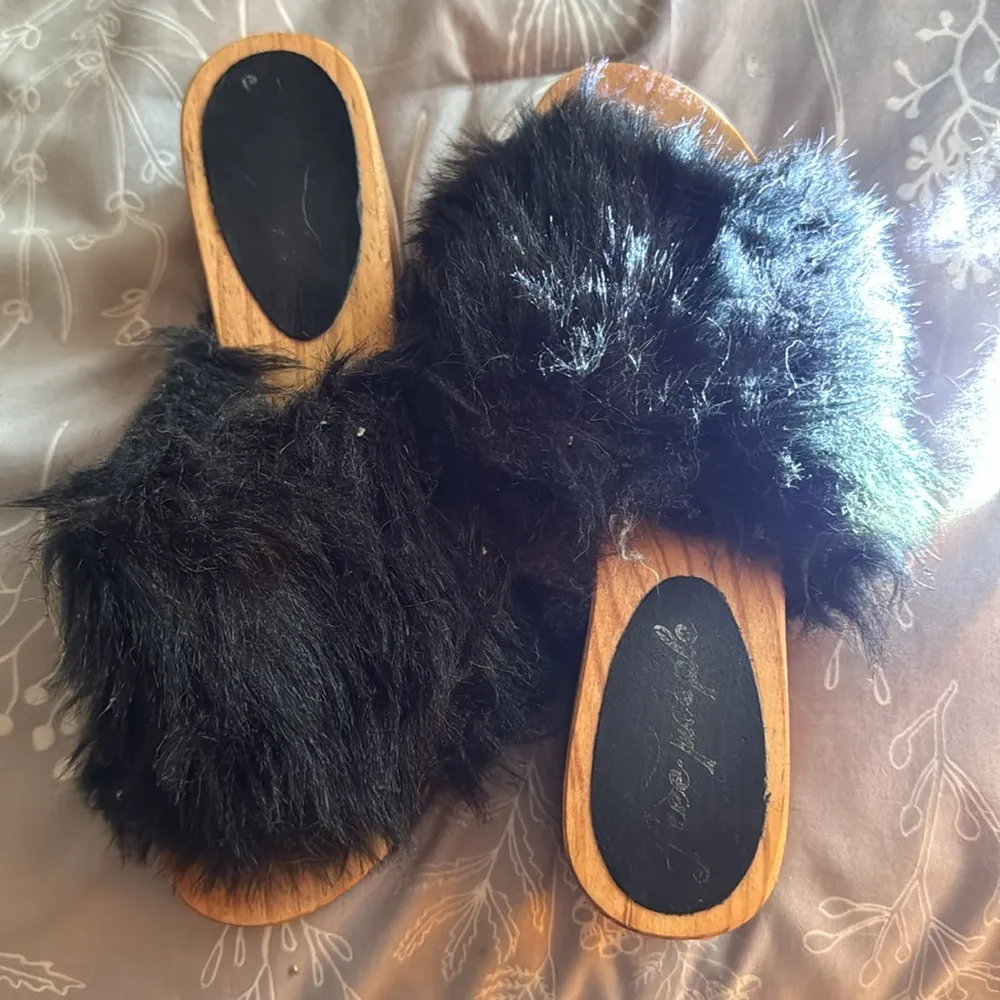 👡🖤Free People New Fuzzy Fluffy Slides w Wooden Heel. 👡🖤 - Image 2