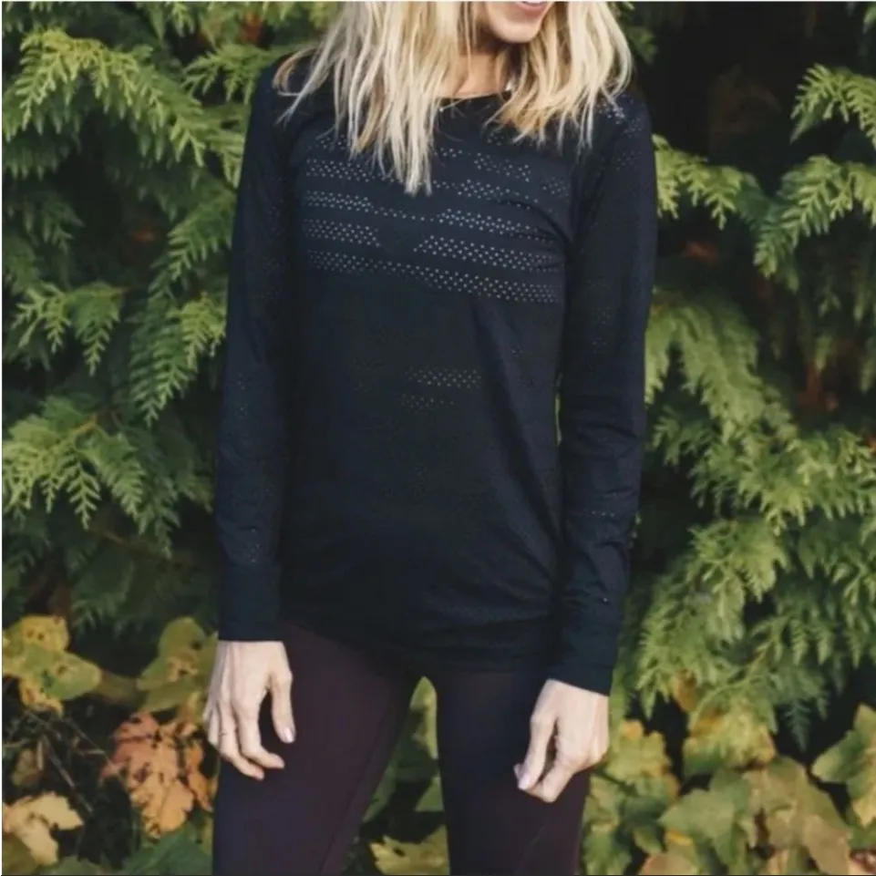 Zyia Active chill long sleeve laser cut light layer Size has rubbed off … - Image 4