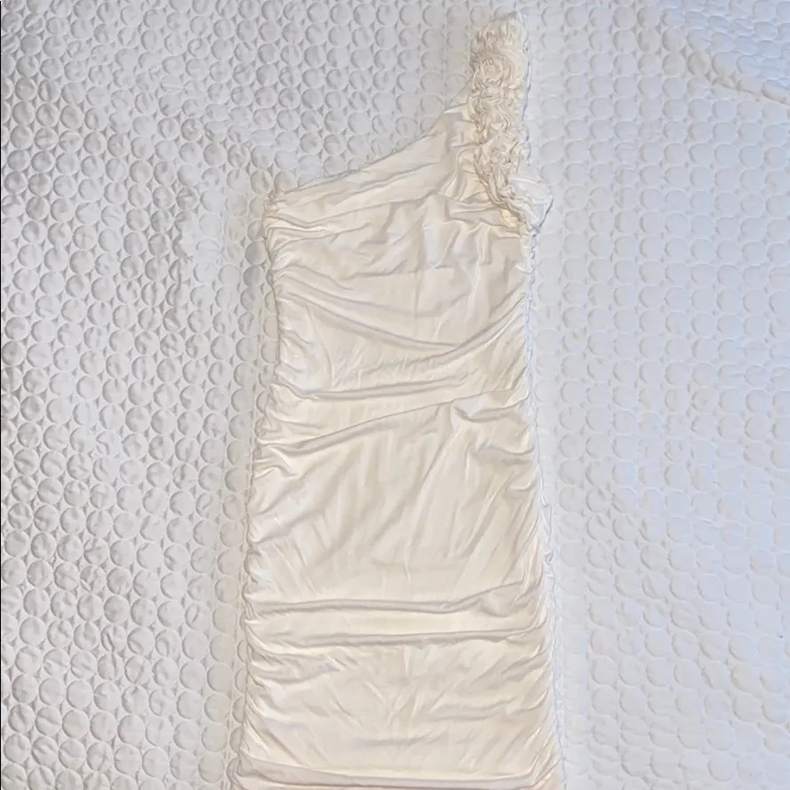 Women small Off white one shoulder dress rushed sides stretchy ruffles sleeve - Image 2