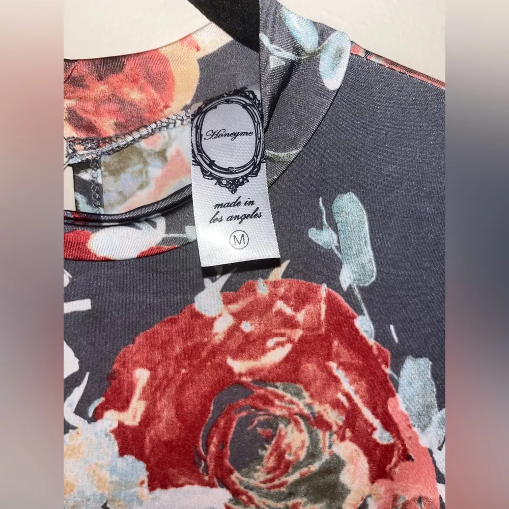 Honeyme  Women’s above knee dress size Medium gray floral with pockets - Image 3