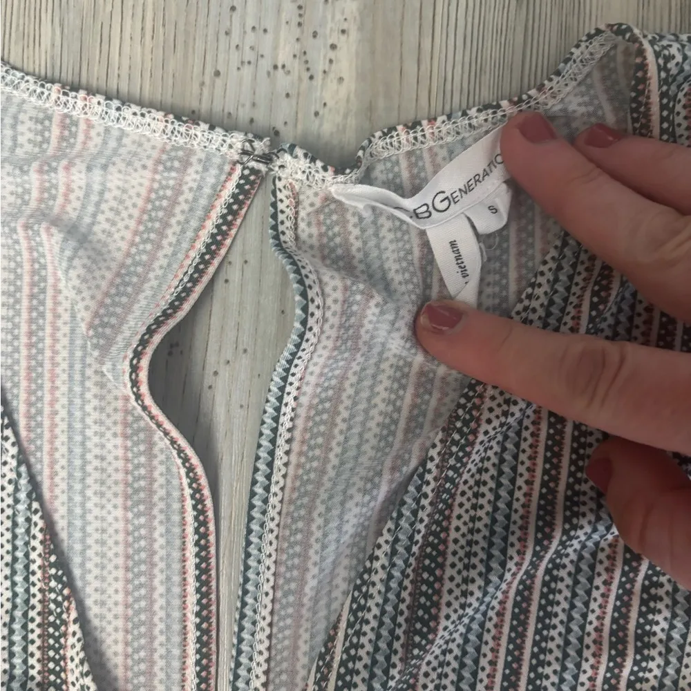 BCBGeneration  Canyon Clay Multicolor V-Neck Romper Size Small, very stretchy - Image 5