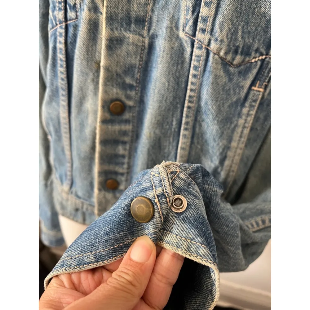 Vintage Unisex snap button faded rustic blue denim jacket with nostaglia pins M - Image 5