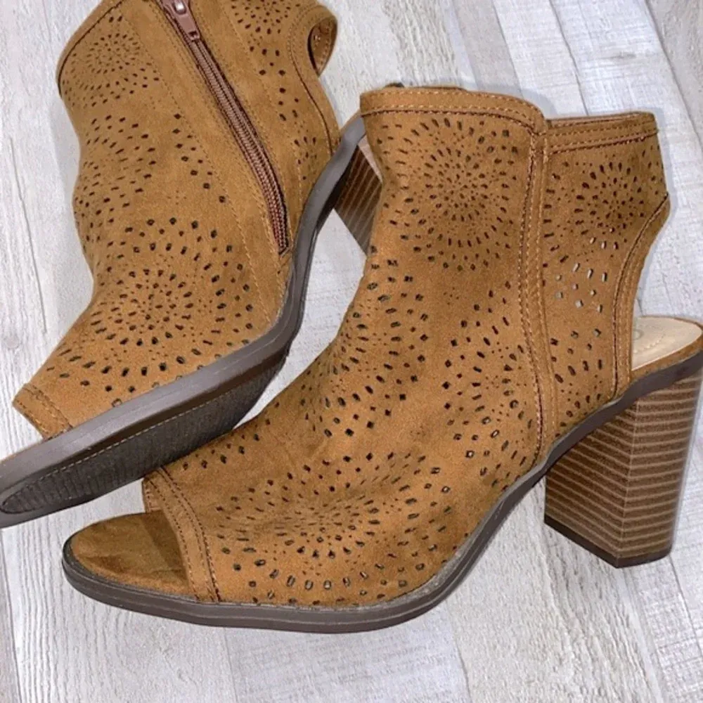Comfort camel color heeled open toe booties size 9 new - Image 9