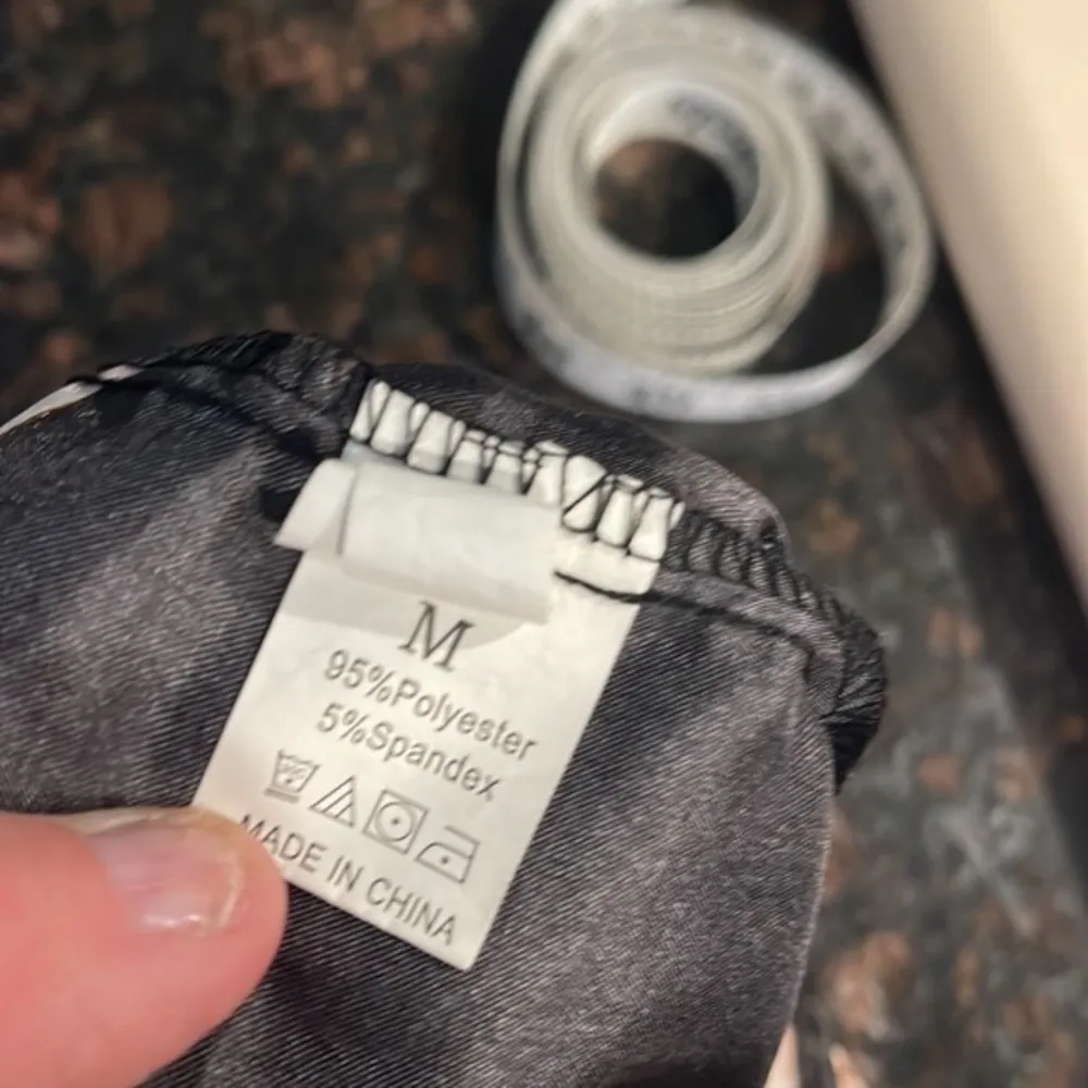 SHEIN BIRDS SATIN ROBE BLACK AND PINK - Image 6