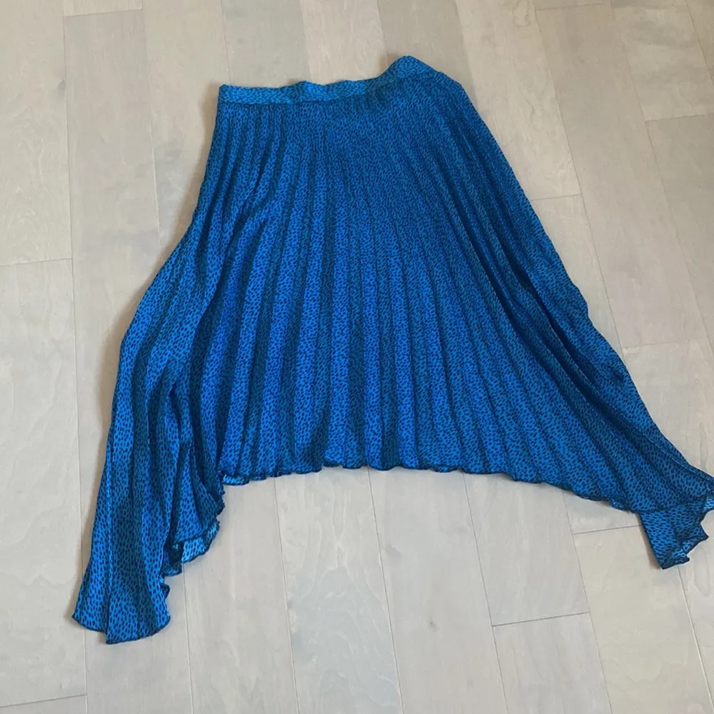 Brand new banana republic blue leopard print pleated midi skirt size 4 - Image 4