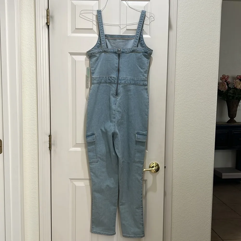 NWT- Tinseltown Juniors belted Denim Jumpsuit light wash, Size Medium - Image 5