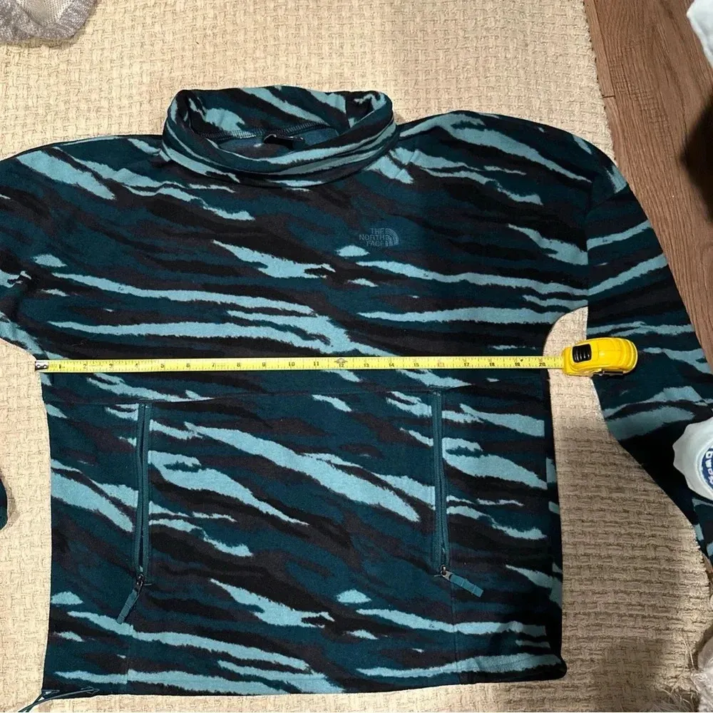 THE NORTH FACE WOMENS PULLOVER SWEATER TURTLE
NECK MEDIUM GREEN ANIMAL
PRINT - Image 8