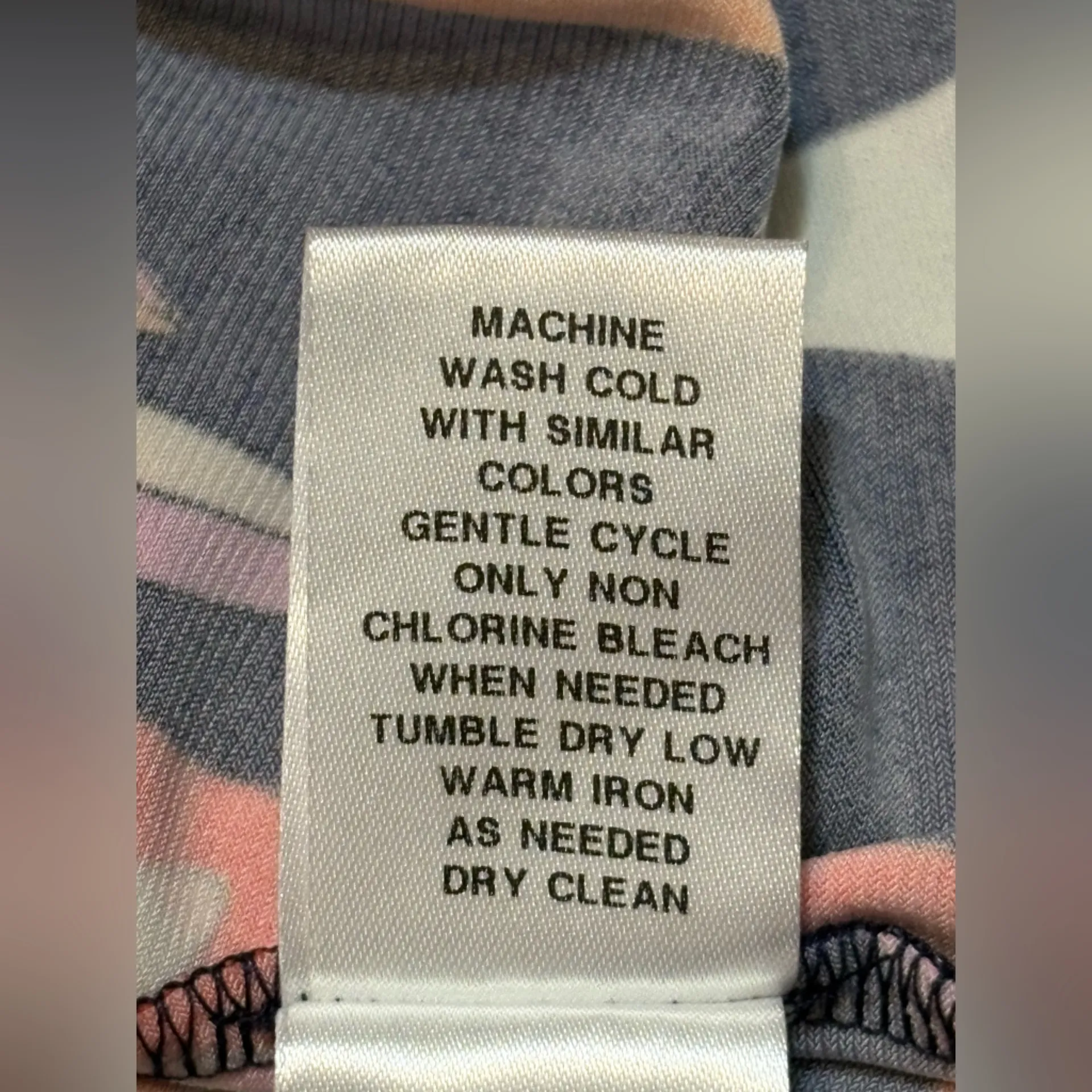 Maggy London Leana Wrap Dress in NV/Fiesta print. NWT size 8P. - Image 10