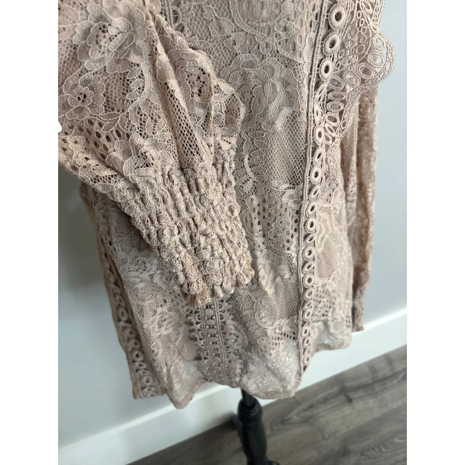 Cable and Gauge Lace Mock High Neck Ruffle Sleeve Blouse Beige Women's Large - Image 4