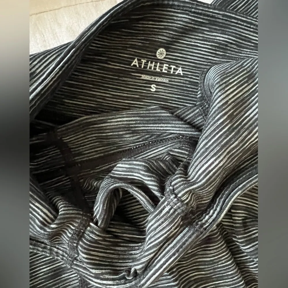 Athleta Energy Power Up Space Dye Grey Athletic Capri Yoga Pants - Small - Image 4