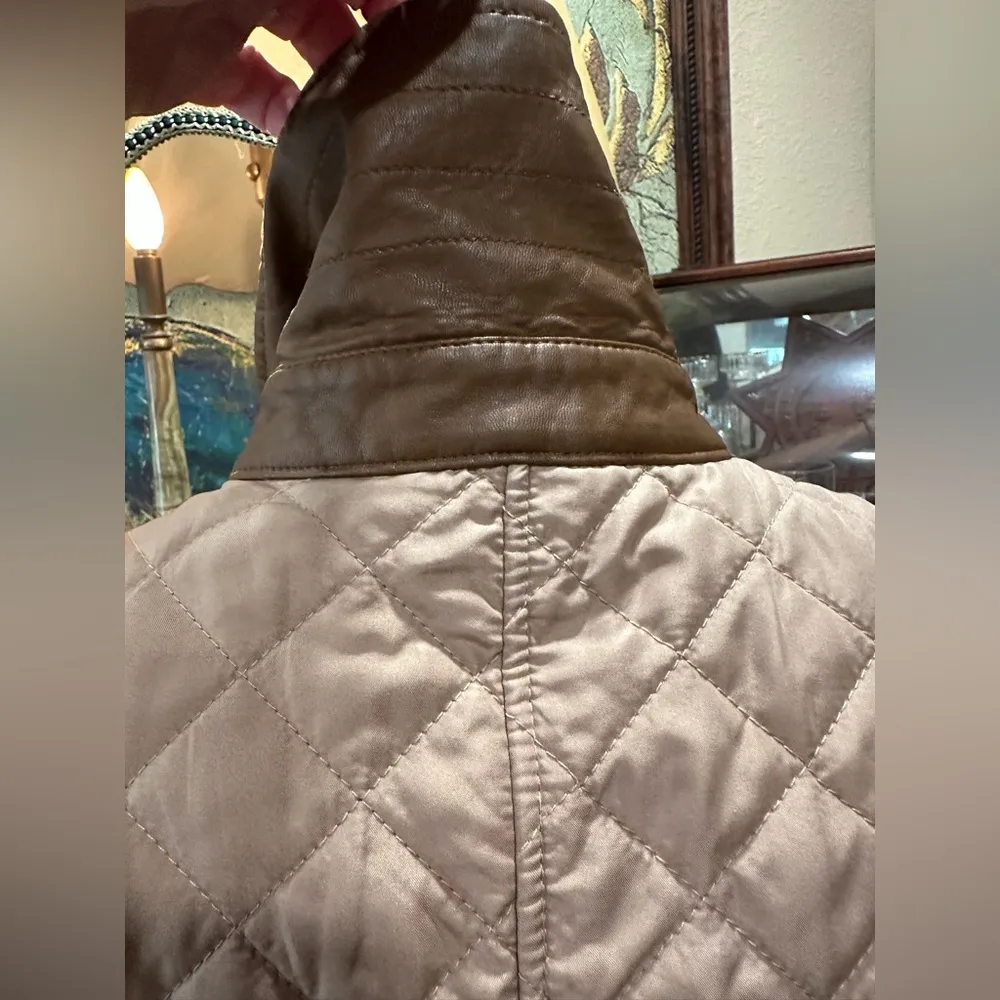 EUC Chicos Tan Quilted Puffer Jacket with Stand-Up Collar - Image 11