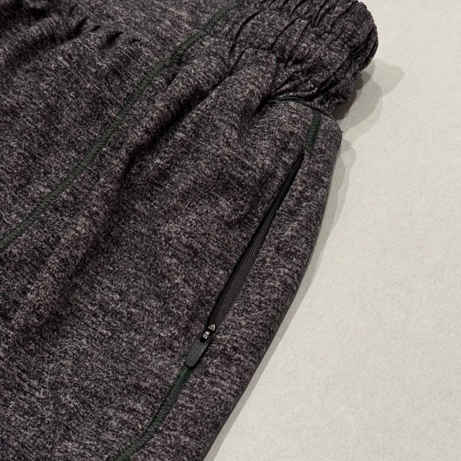 Lululemon Hotty Hot Low Rise Lined Short Size 2 Gray Black Zipper Pockets - Image 2