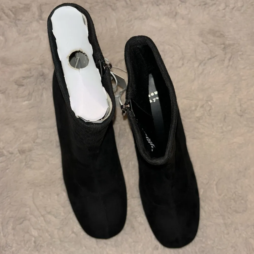 Women’s boots in size 9.5 • - Image 4