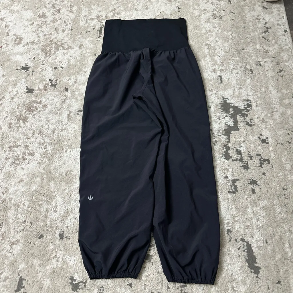 Lululemon  Om Pant Size 4 in Black - Image 4