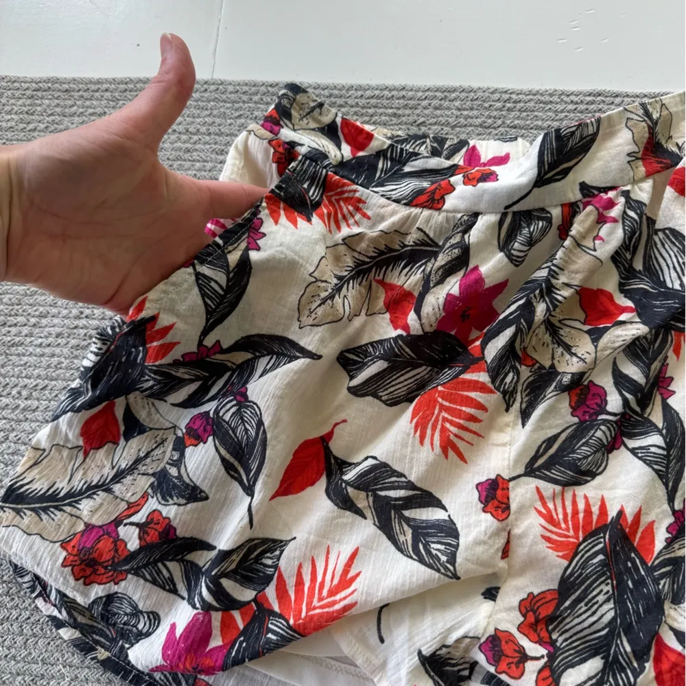 Xhilaration Ivory Navy Blue Pink Tropical Floral Print Flowy Shorts Size Medium - Image 2