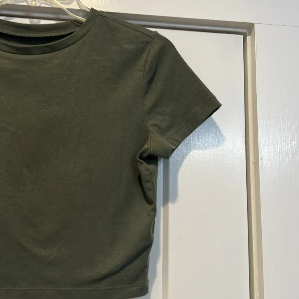 Wild fable army green crop top stretchy t-shirt size medium. - Image 2