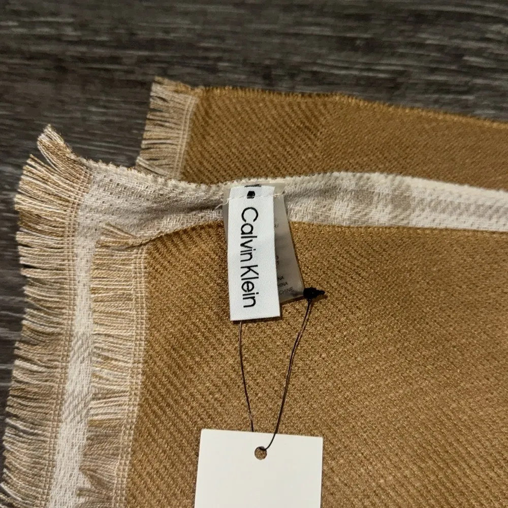 BNWT Calvin Klein Reversible Scarf - Image 3