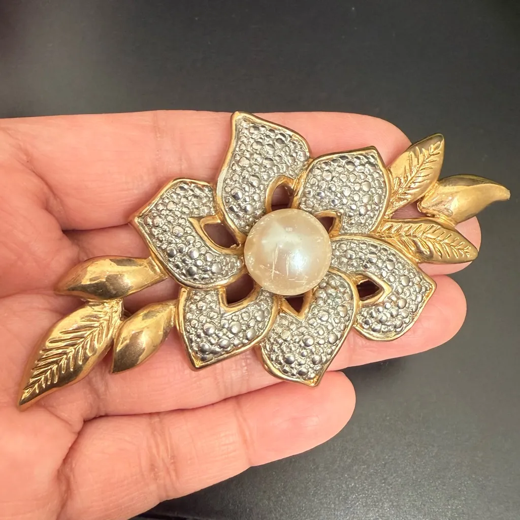 Vintage Unsigned PARK LANE Gold-tone Two-tone Faux Pearl Large Flower Brooch - Image 8