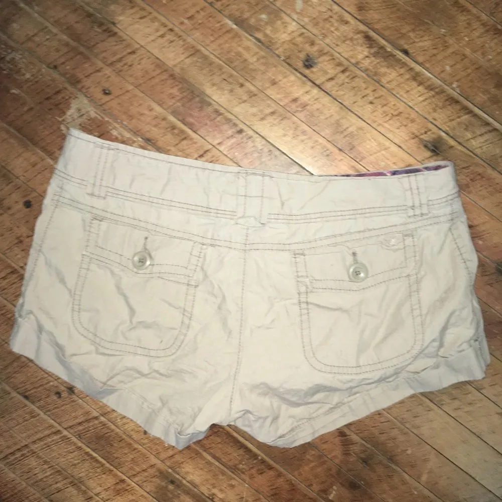 American Eagle khaki shortie shorts, size 6 - Image 2