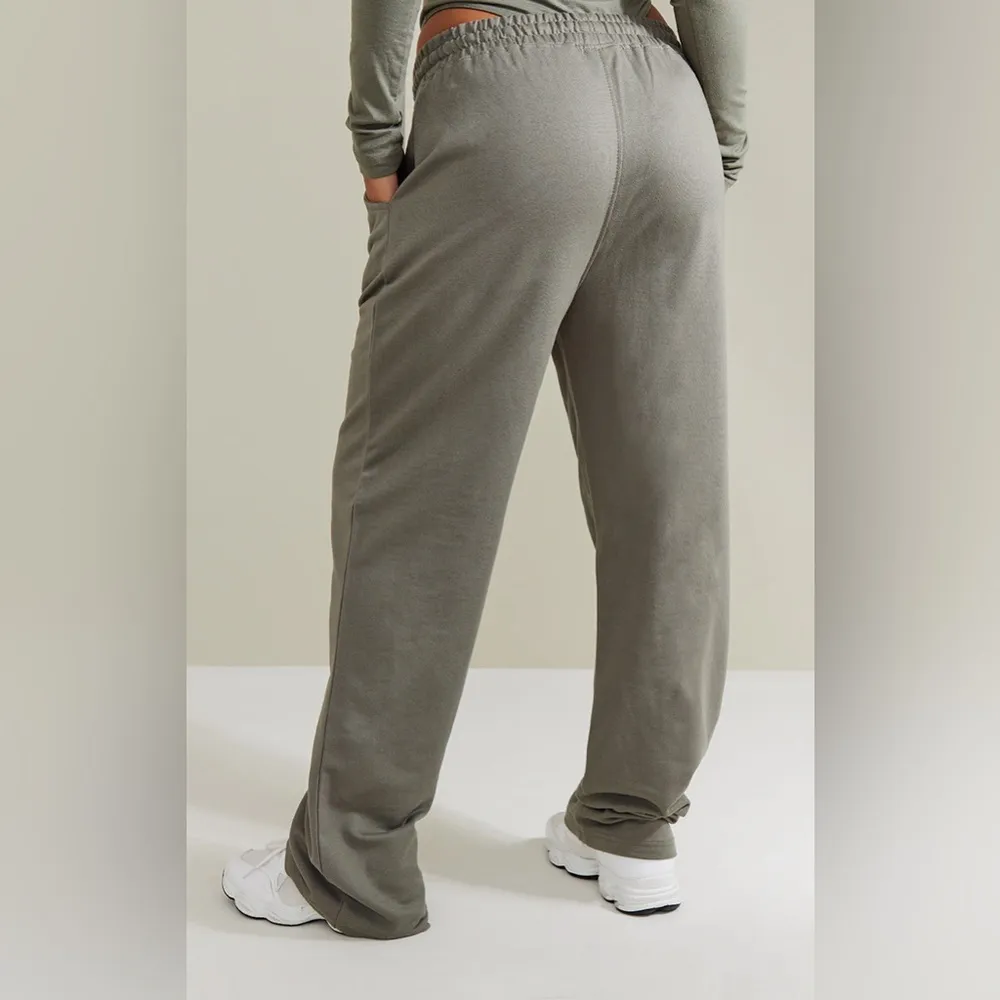 NWT PrettyLittleThing Khaki Green Straight Leg Logo Joggers Size Medium - Image 4