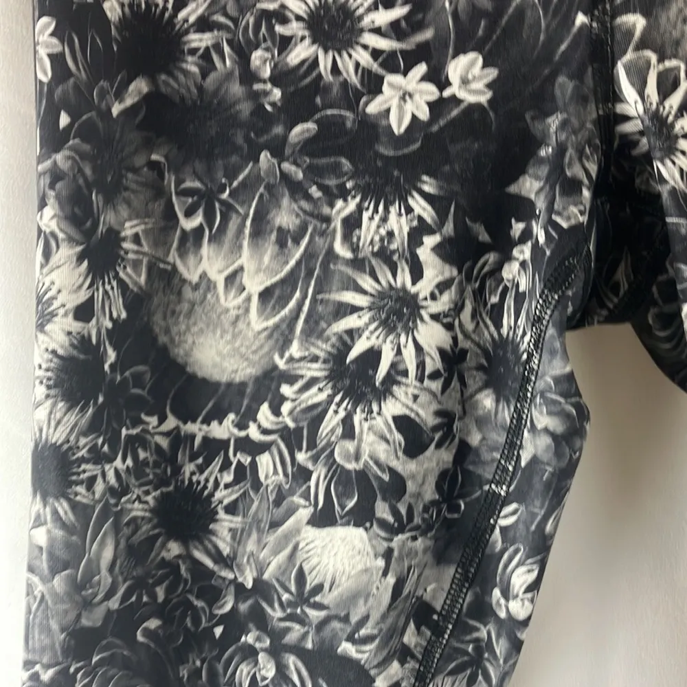 Lulu Lemon flowabunga floral cropped athletic leggings size 4 - Image 3