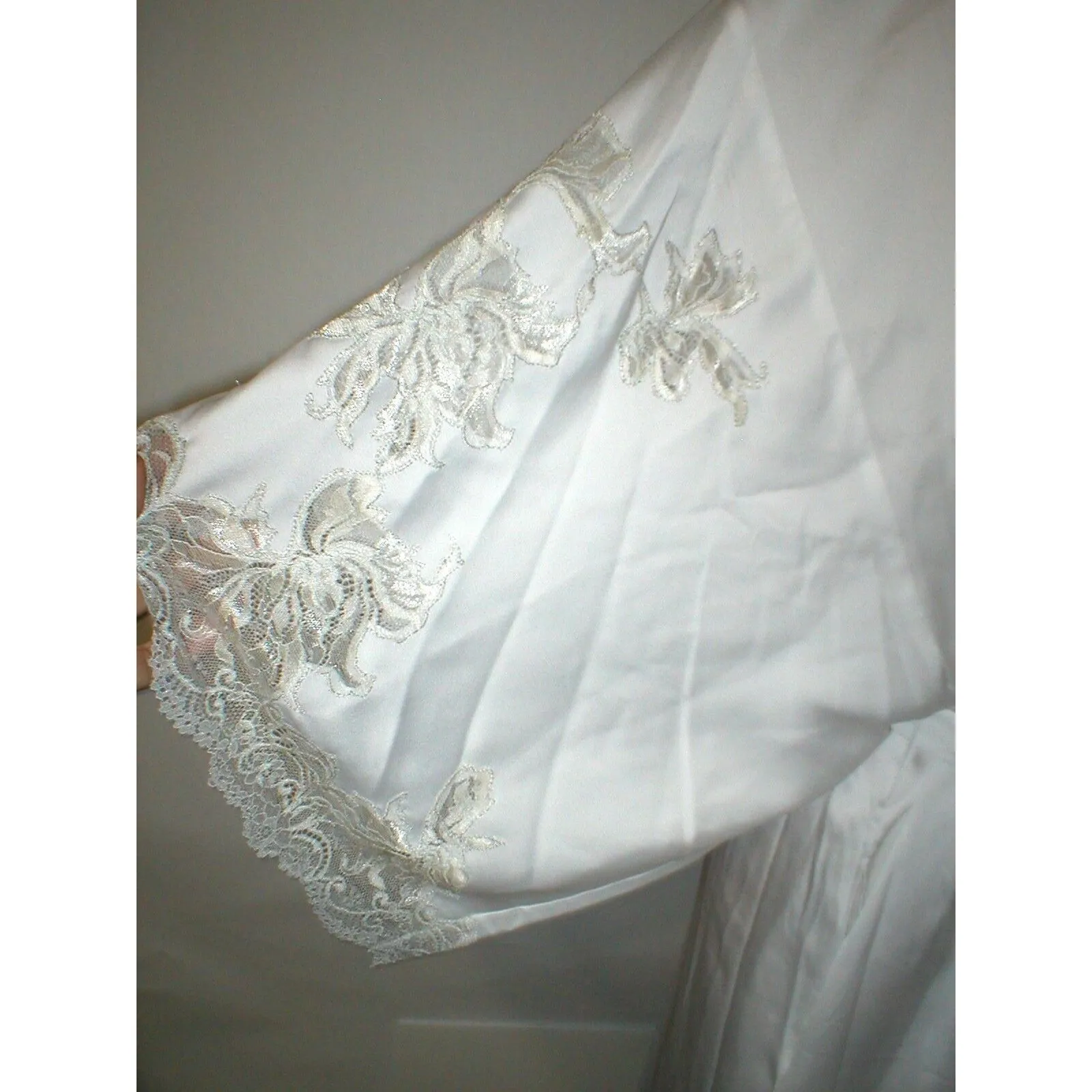 NWT New Designer Natori Short Wrap Robe Womens L Silky Satin Flowers White Lace - Image 3