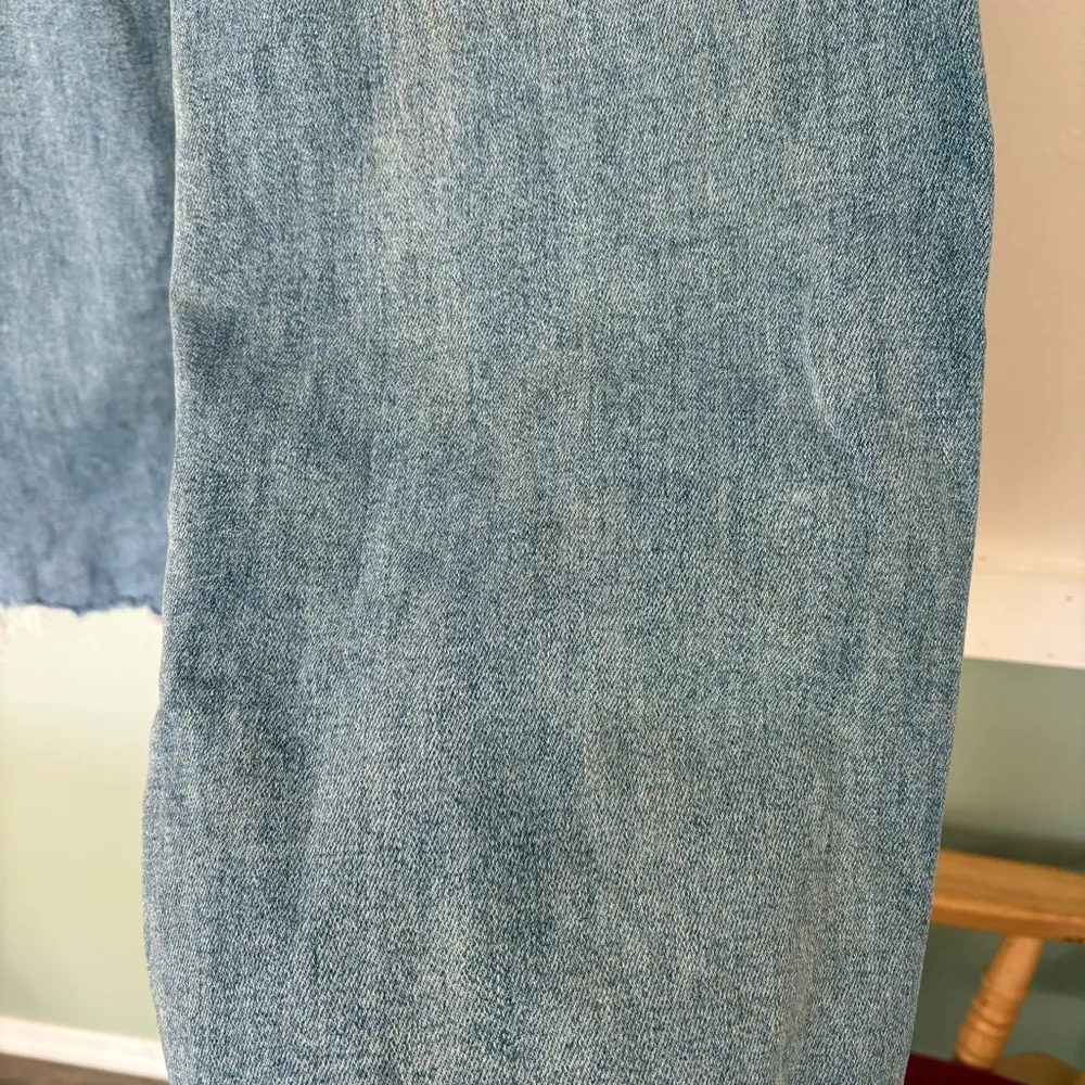 Hidden [ELLA] MEDIUM DARK FRAYED HEM 31" INSEAM WIDE STRAIGHT JEAN size 26 Blue - Image 7