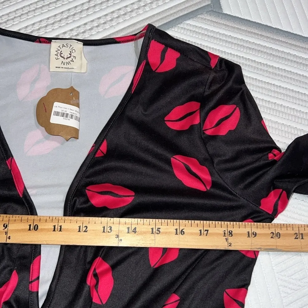 FANTASTIC FAWN sz medium v-neck bodysuit red pink lip print tiered bell sleeve - Image 7
