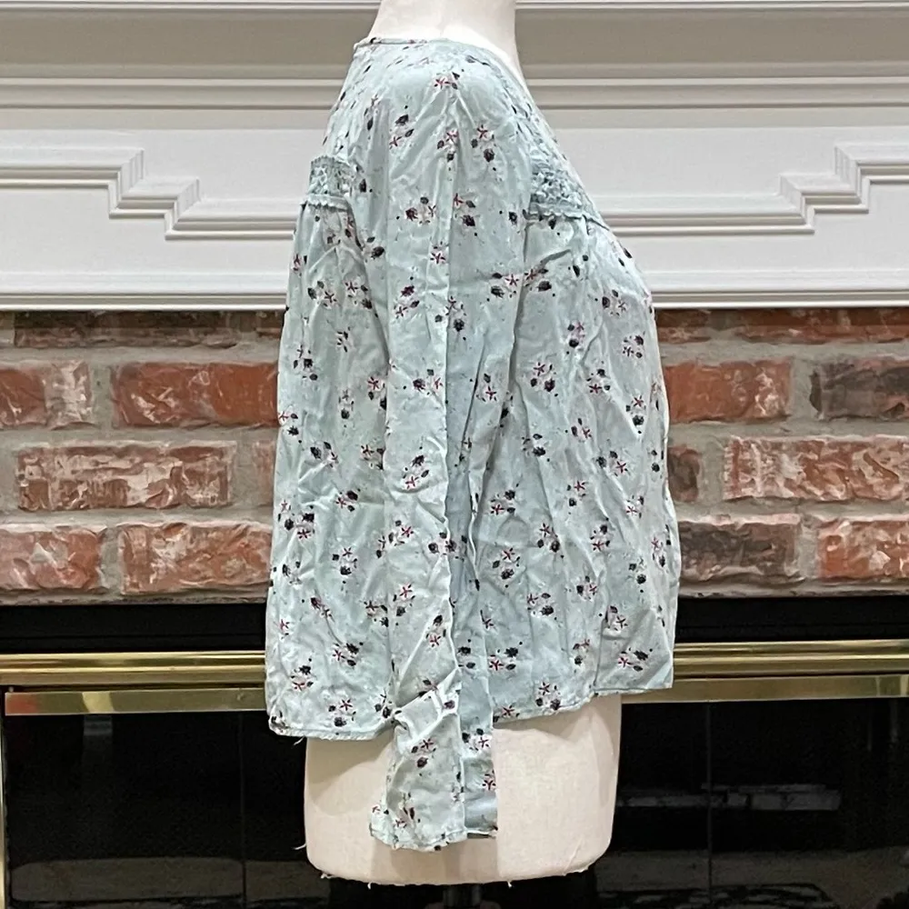 Wild Blue x Sadie Robertson baby blue floral top with crochet details / S / EUC - Image 4