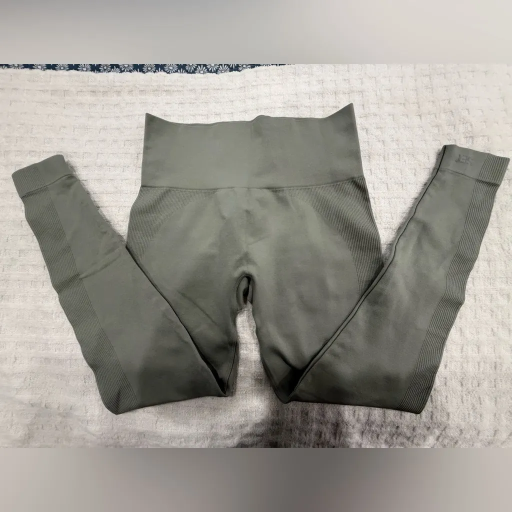 SET Active Sculptflex Leggings in Sage Green size Medium in Like-New Condition! - Image 6