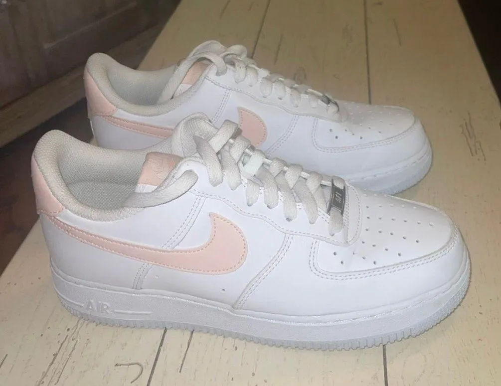 nike white shoes with pink check