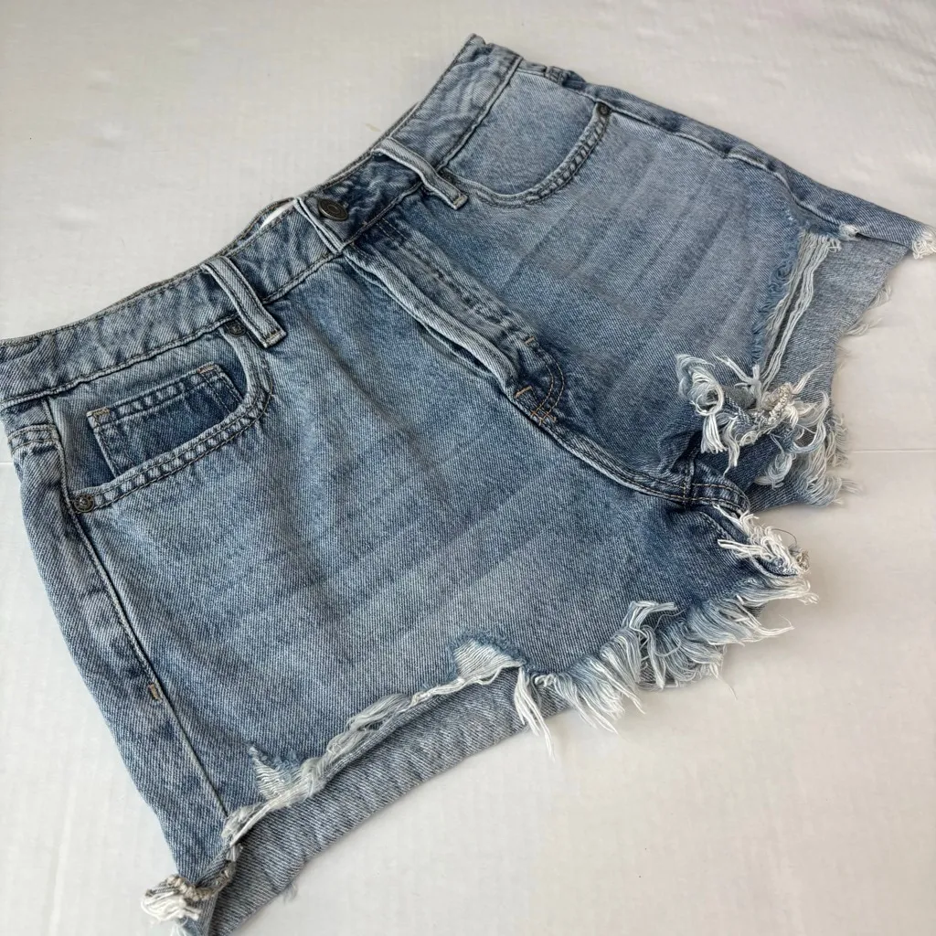 Hidden Light Wash Denim Uneven Hem Fray Mom Shorts button fly medium 100% cotton - Image 2
