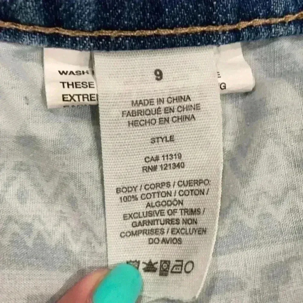 Garage high rise denim shorts in size 9 - Image 4