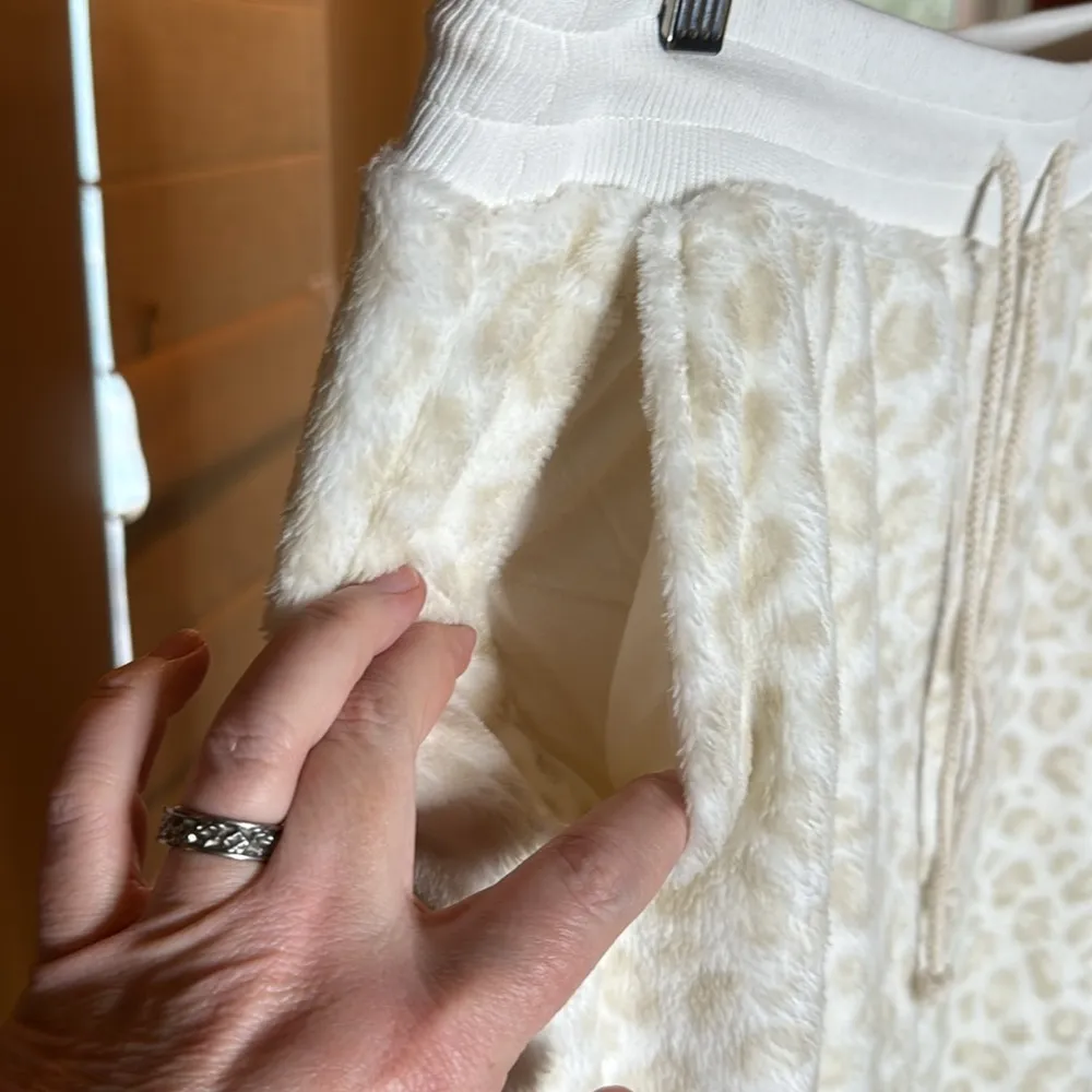 NWT Old Navy Mid-Rise Cozy Faux-Fur Jogger Sweatpants Size Small - Image 4