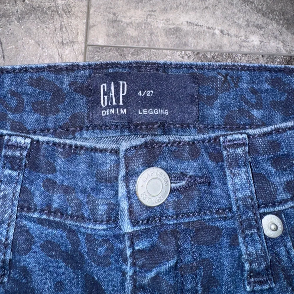 GAP Denim Legging Jeans Leopard Print Blue Size 4/27 - Image 3