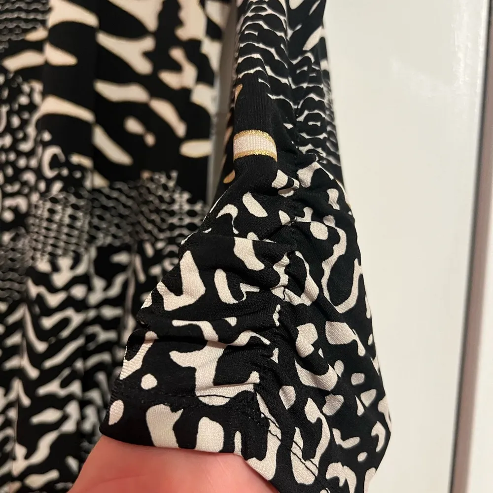 #39 JM COLLECTION • EMBELLISHED FLOWY TUNIC • BLACK/WHITE/MIXED MEDIA - Image 7