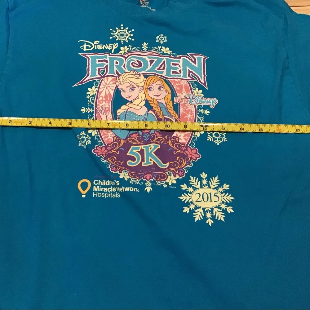 Run Disney Frozen 5k shirt 2015 size medium -preowned - Image 4
