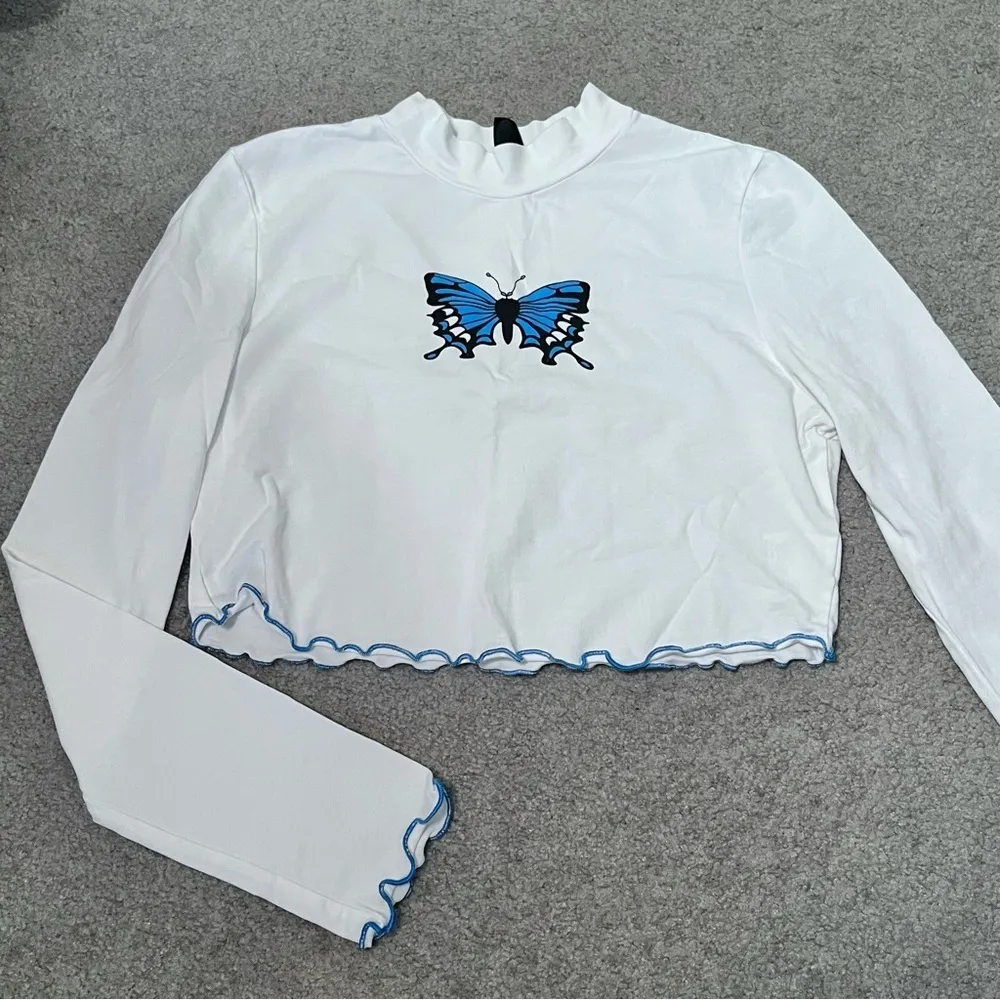 SHEIN Blue Butterfly Print White Mock-Neck Long Sleeve Crop Top - Image 3