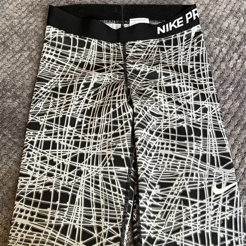 Black Gray Nike Pro Capri Leggings Sz Small EUC #1985 - Image 4